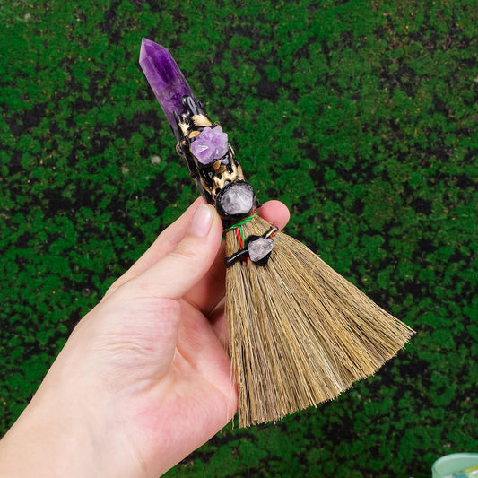RJINGSHI Natural Magic Sweeper Amethyst Tower Broom 7.08"-7.87" Healing Crystal Point Witch Altar Supplies for Crystal Therapy Cleaning Bedroom Office Home Decor Gift